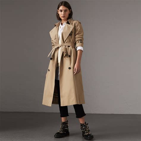 How to wear a Burberry trench coat 